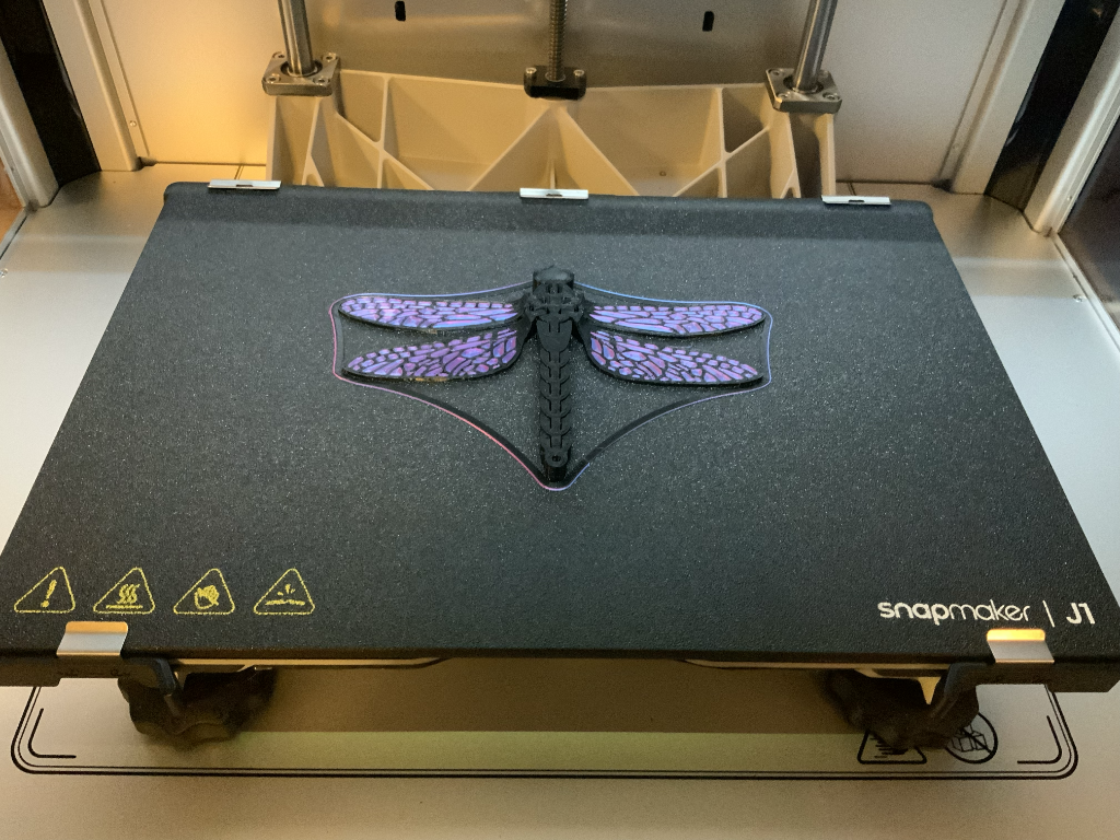 Articulated dragonfly with build plate skirt